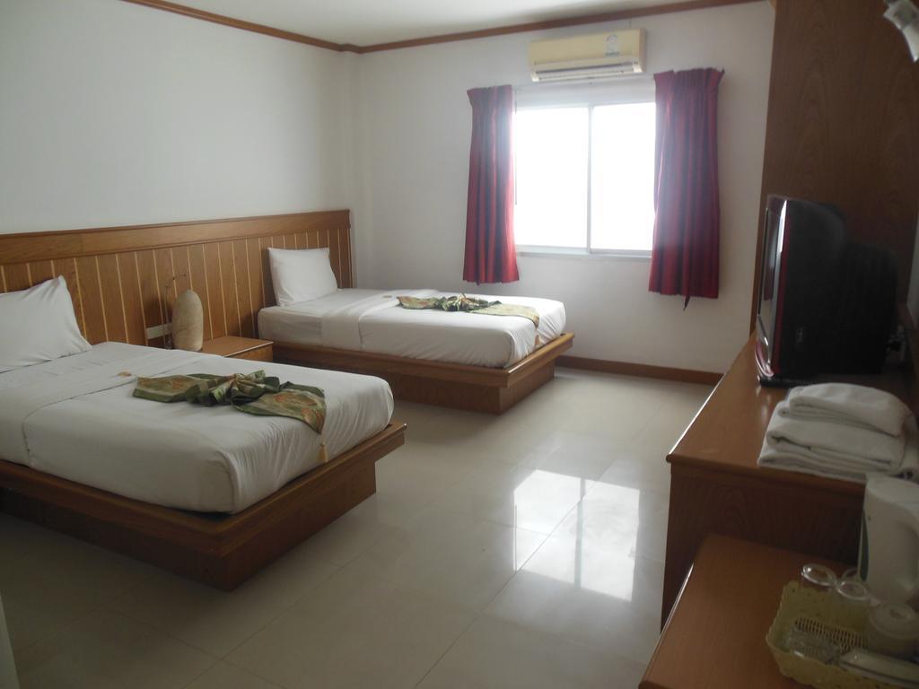 Park Eden Hotel Patong Buitenkant foto