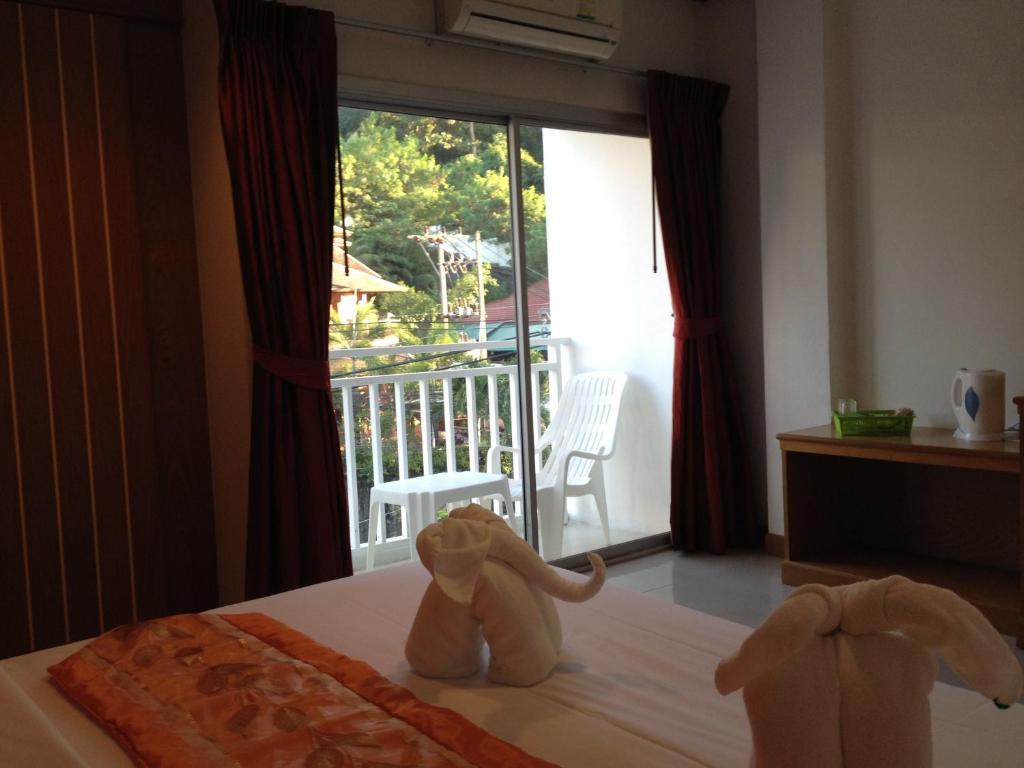Park Eden Hotel Patong Buitenkant foto