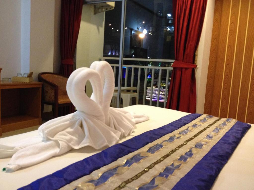 Park Eden Hotel Patong Buitenkant foto