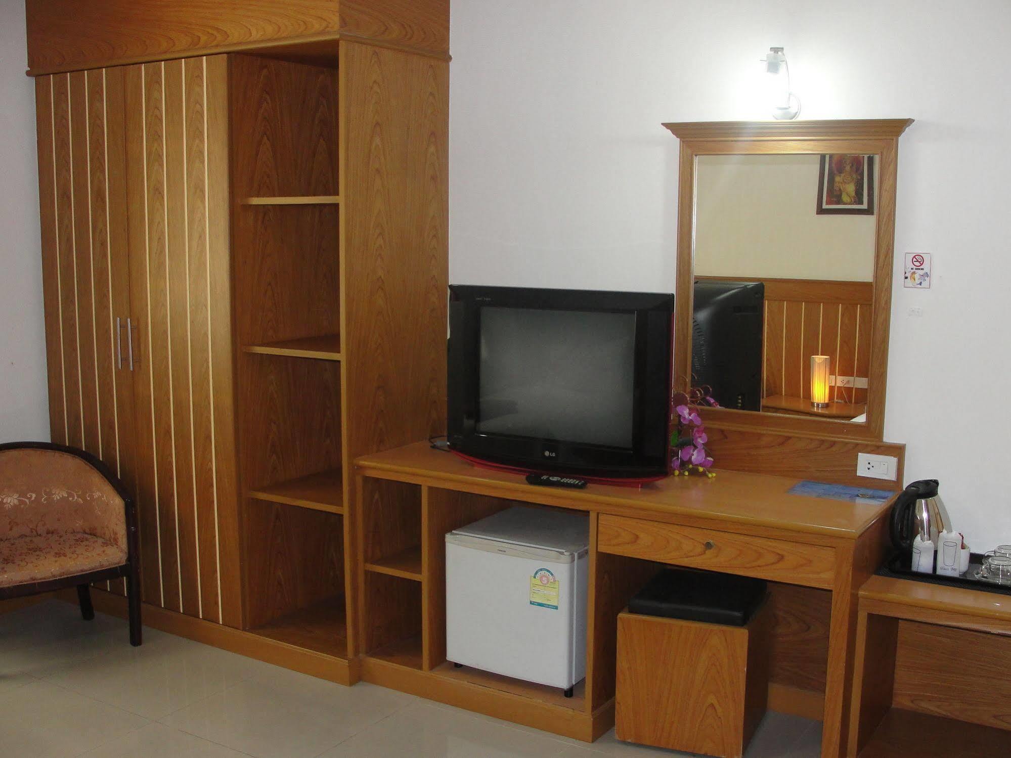 Park Eden Hotel Patong Buitenkant foto