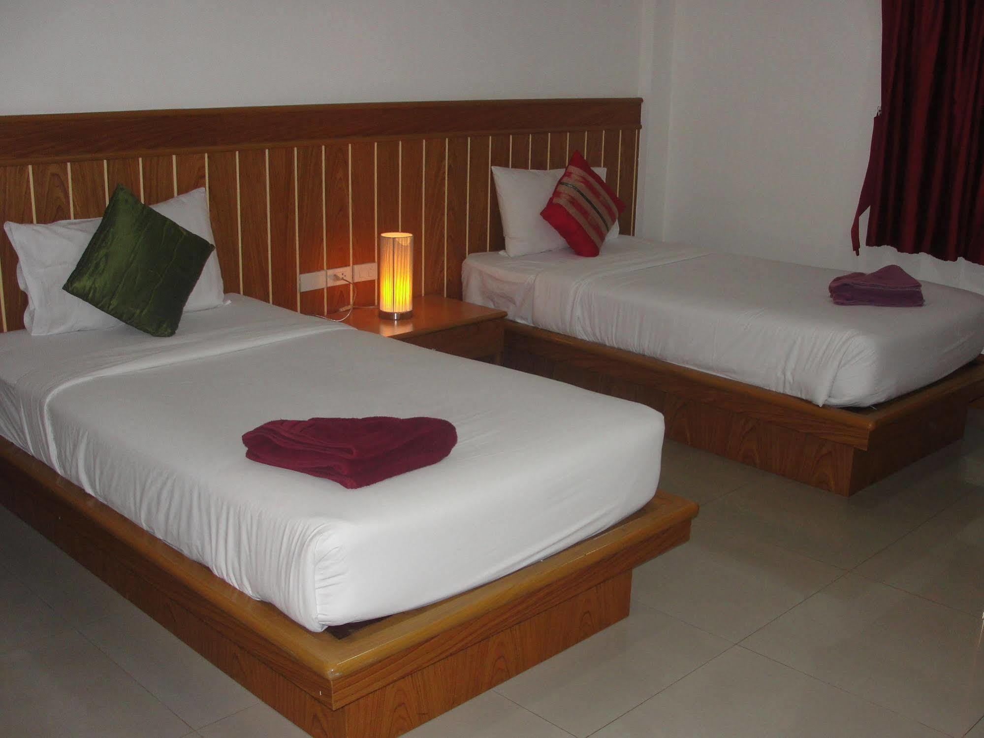 Park Eden Hotel Patong Buitenkant foto