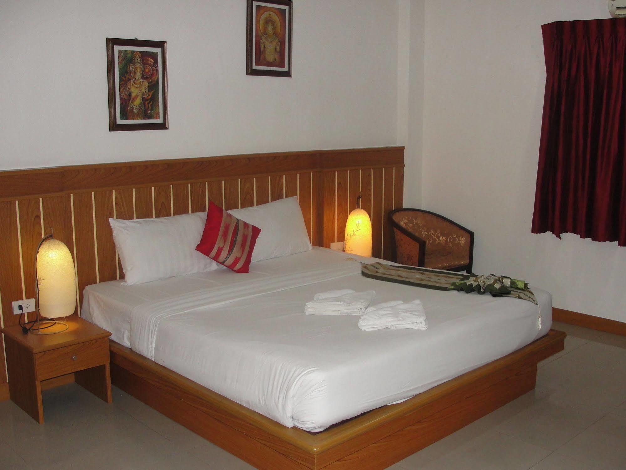 Park Eden Hotel Patong Buitenkant foto
