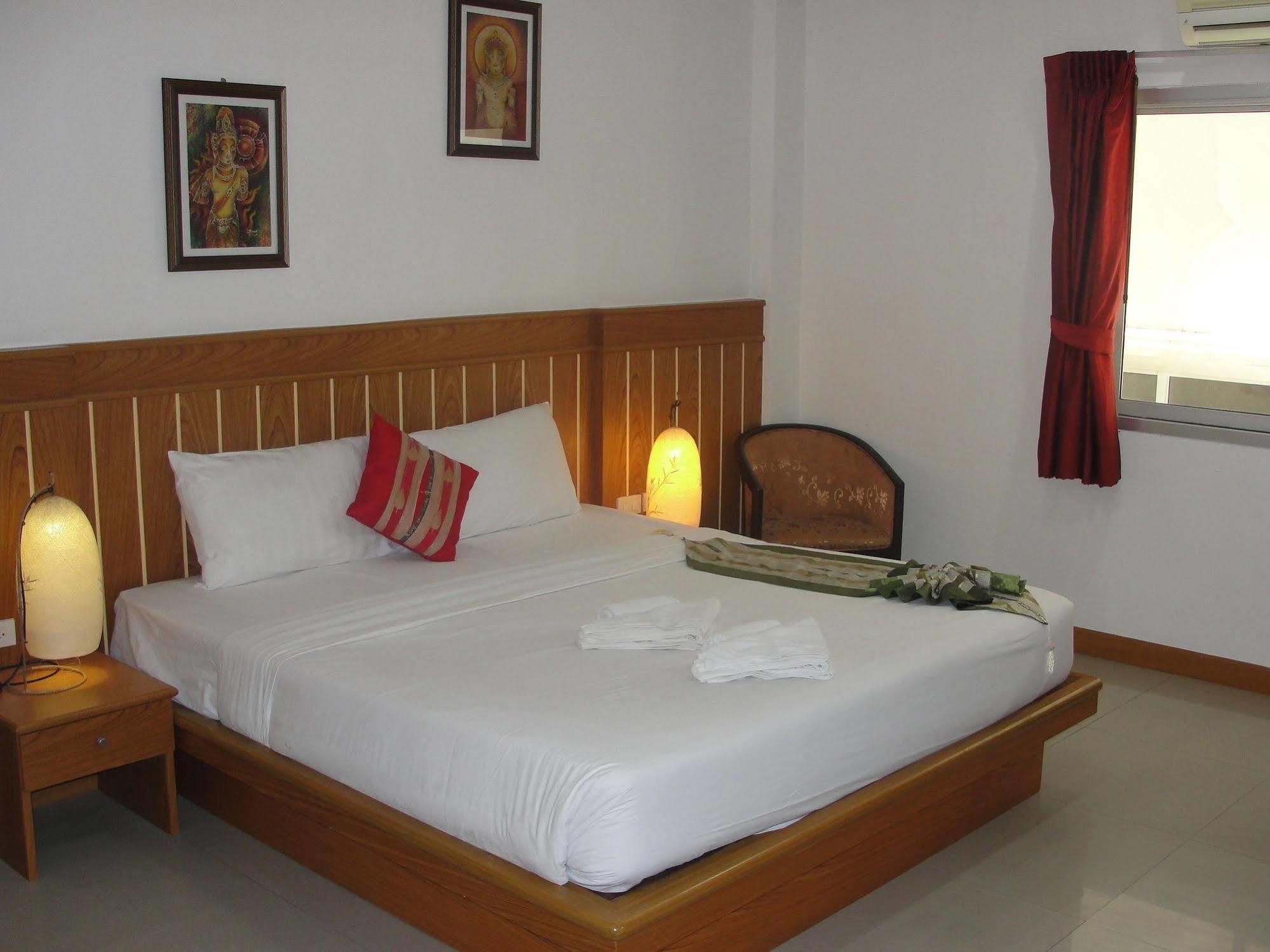 Park Eden Hotel Patong Buitenkant foto
